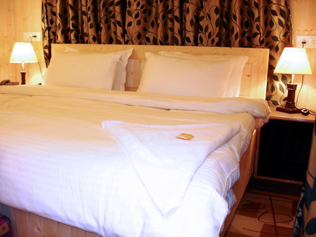 Ikraam Inn Bed & Breakfast Srīnagar Rum bild