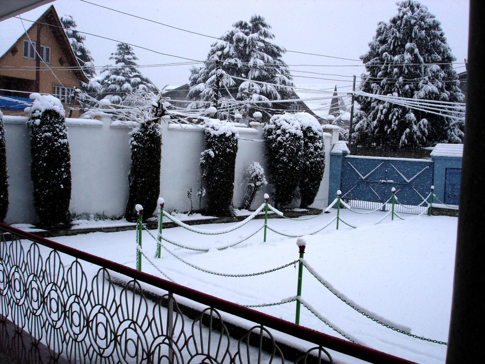 Ikraam Inn Bed & Breakfast Srīnagar Exteriör bild