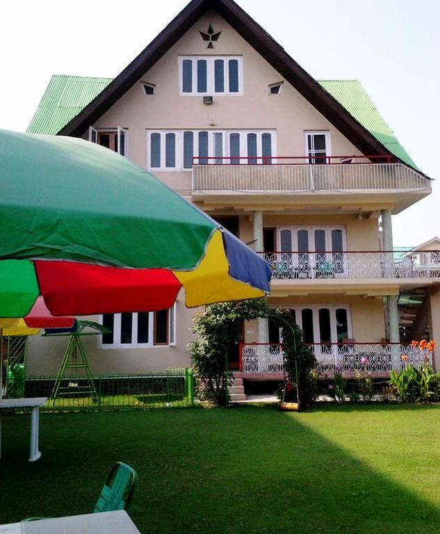 Ikraam Inn Bed & Breakfast Srīnagar Exteriör bild